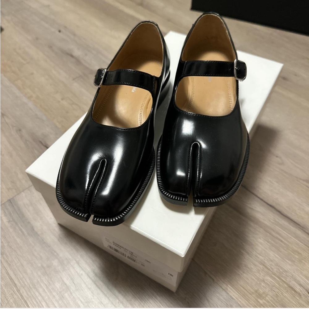 Maison Margiela Tabi Mary Jane Flats in black brushed leather 36